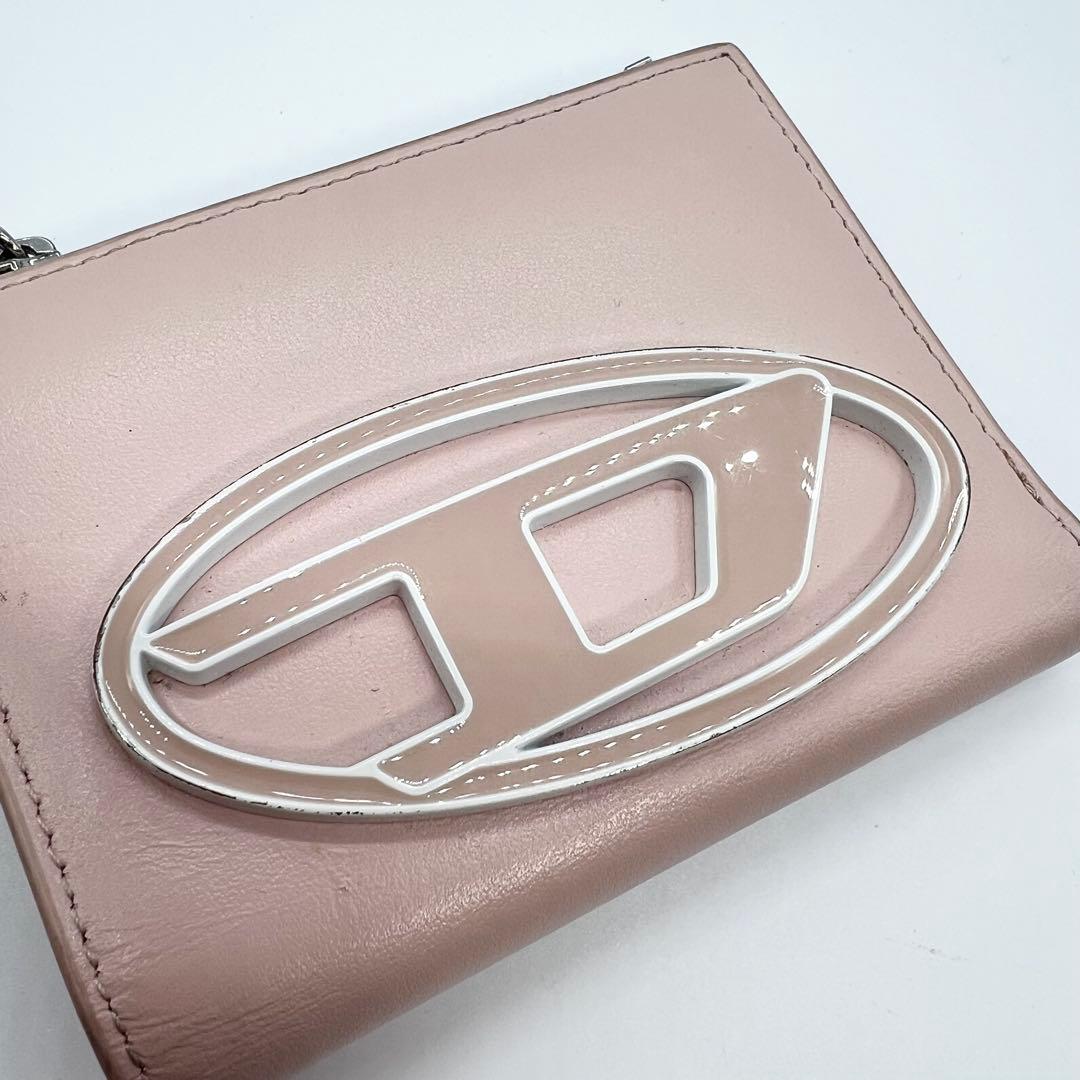 美品✨ディーゼル　ミニウォレット　二つ折り財布　Dロゴ　メタルロゴ　ピンク