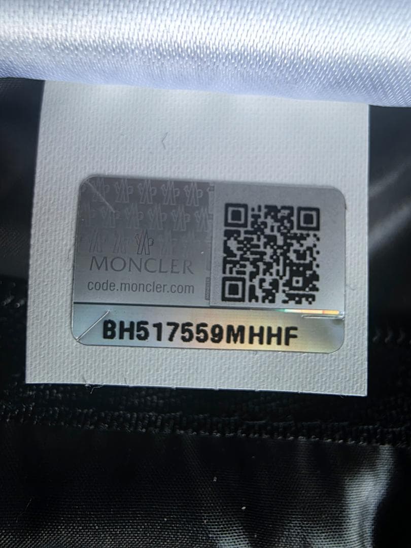 MONCLER ブラック ダウンベスト