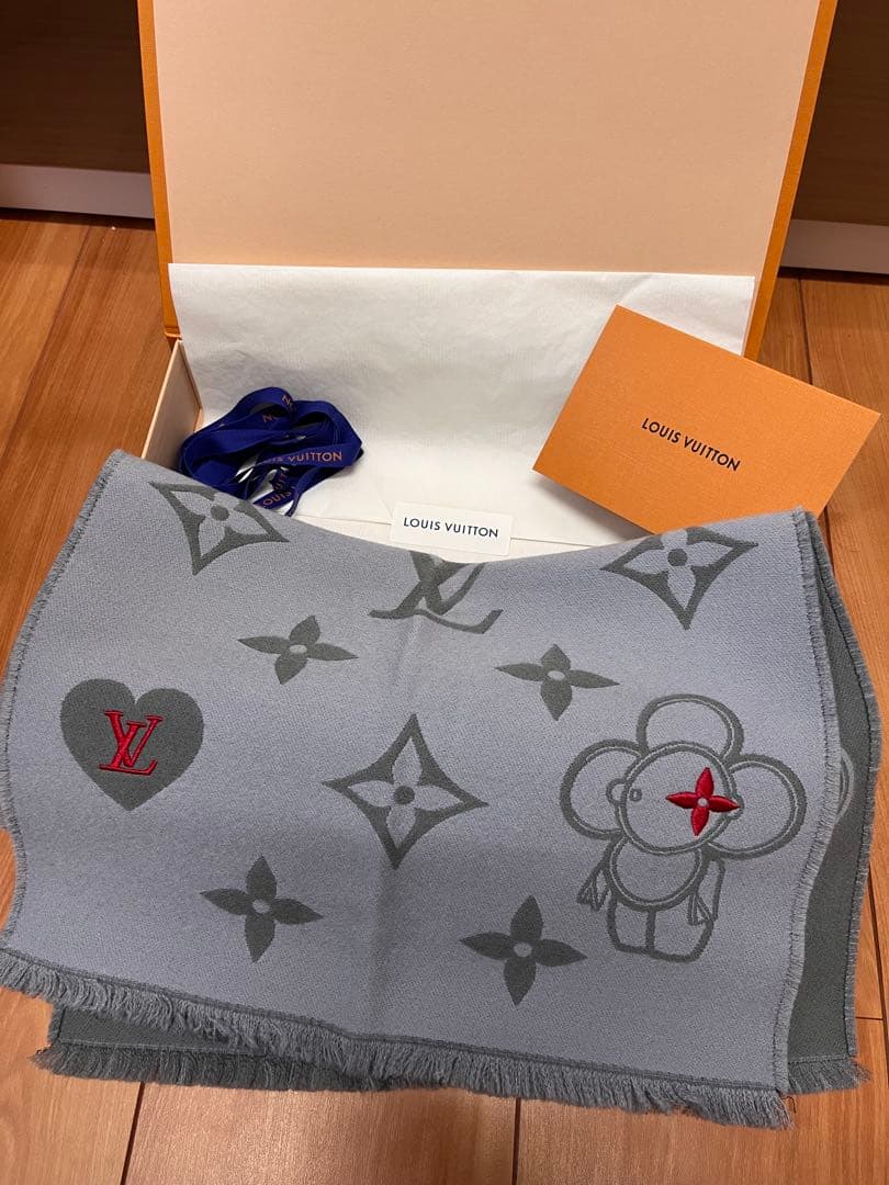 LOUIS VUITTON ライトブルー マフラー