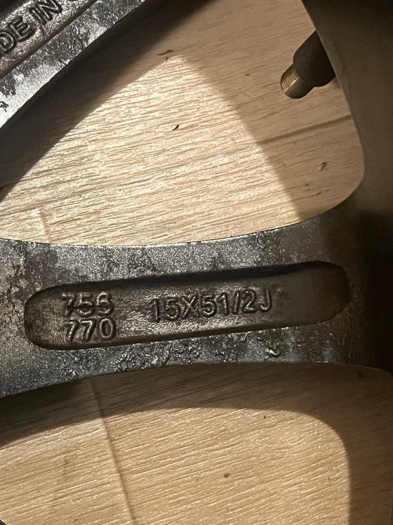 送料込！ホットスタッフ5.5J4H100の15インチ アルミホイールガンメタ4枚