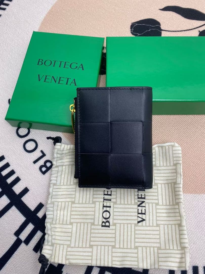 BOTTEGA VENETA ブラックレザー二つ折り財布