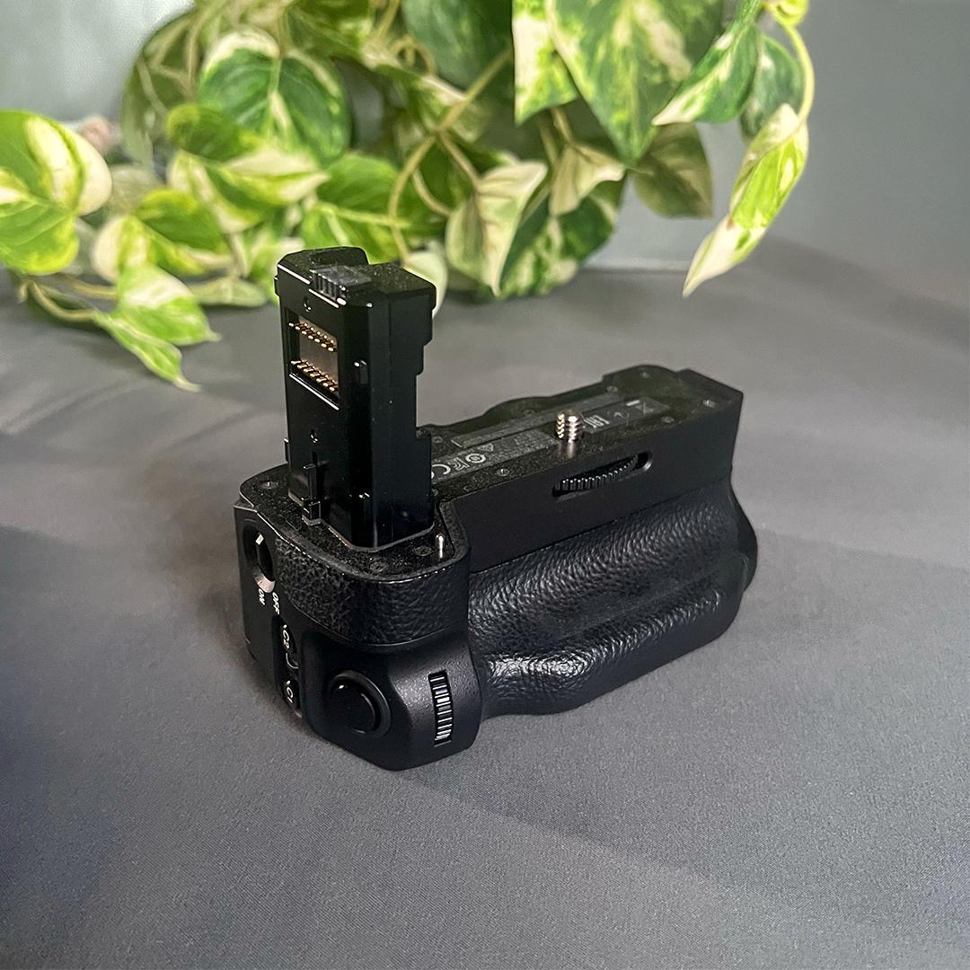 Sony α7R Ⅱ本体+VG-C2EM+純正バッテリー２個+ストラップ+ケース