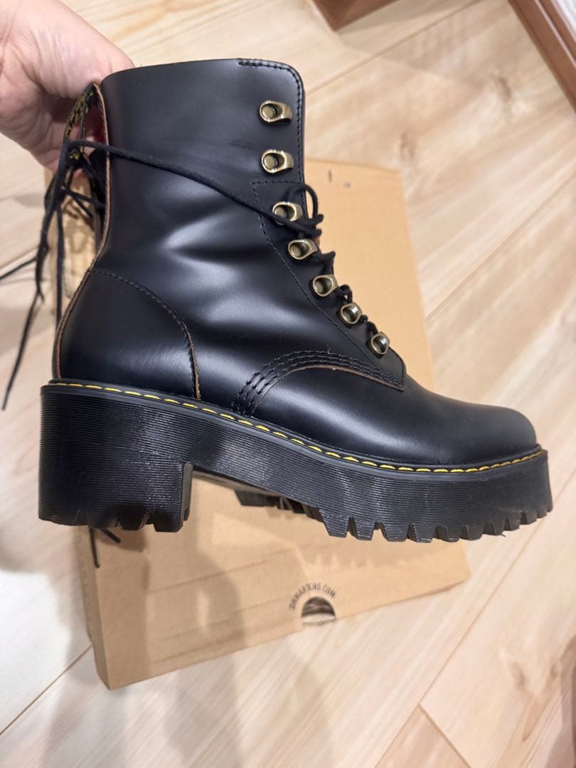 Dr.Martens レディース 7フック ブーツ LEONA