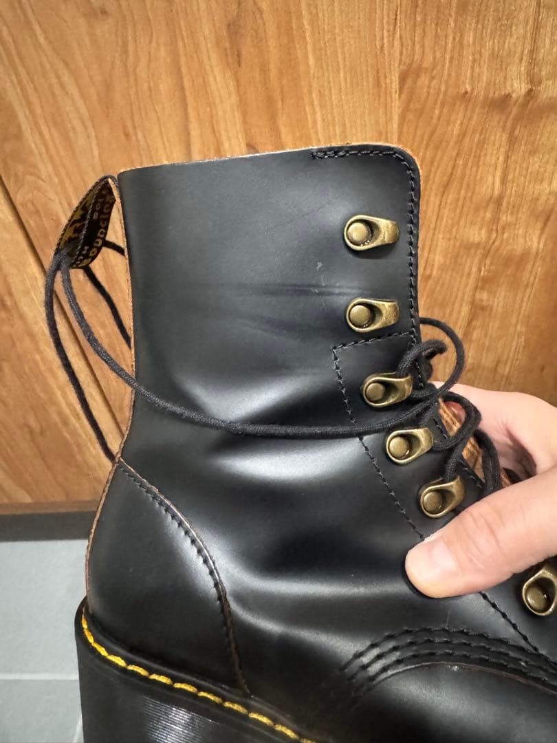 Dr.Martens レディース 7フック ブーツ LEONA