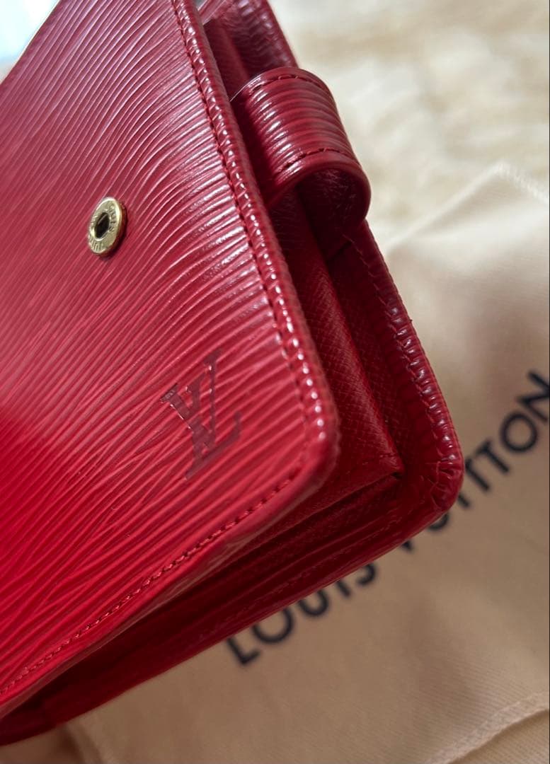 美品　LOUIS VUITTON エピライン　二つ折り財布