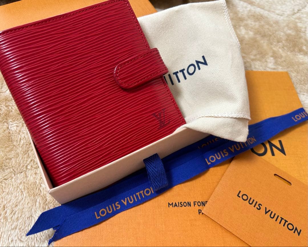 美品　LOUIS VUITTON エピライン　二つ折り財布