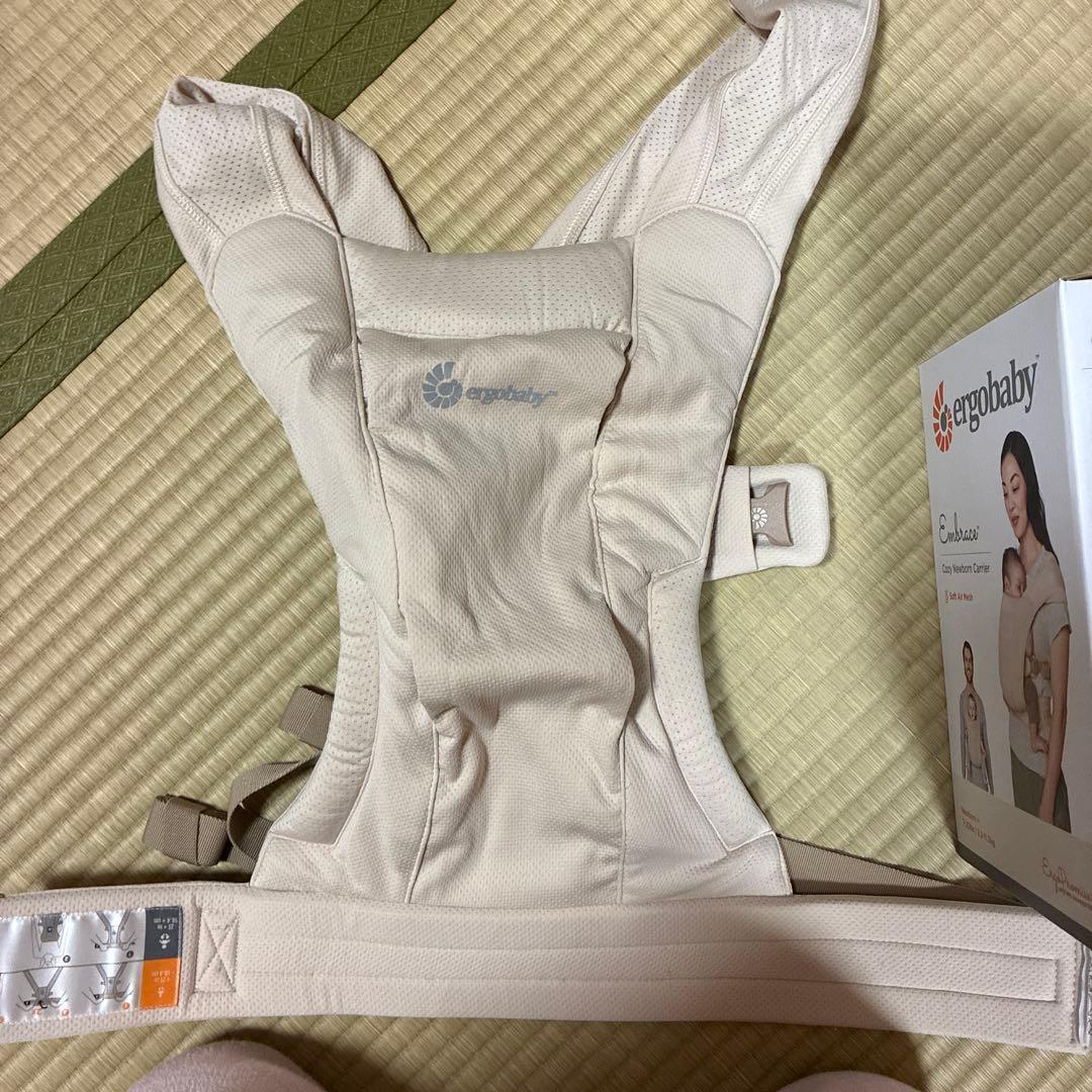 ベージュ 抱っこ紐 通気性メッシュ　エンブレース