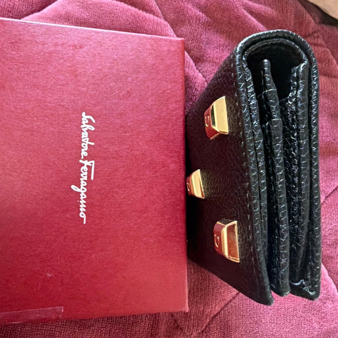 Salvatore Ferragamo ほぼ未使用！二つ折り財布 ブラック