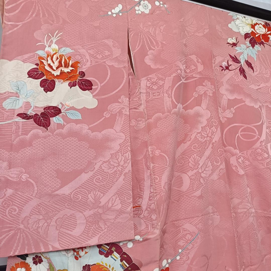 ◆2233◆アンティーク着物　中振袖　薔薇　百花　正絹縮緬　珊瑚色　和装着物
