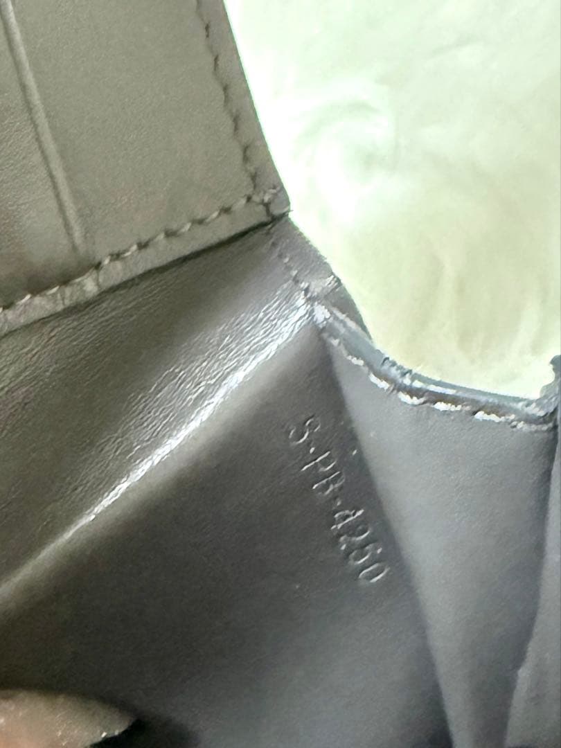 CELINE グレー 二つ折り財布 ミディアム　ストラップウォレット