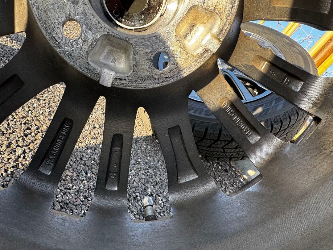 【送料込】ヨコハマスタッドレスタイヤ 215/60R17 2024年製　車種多様