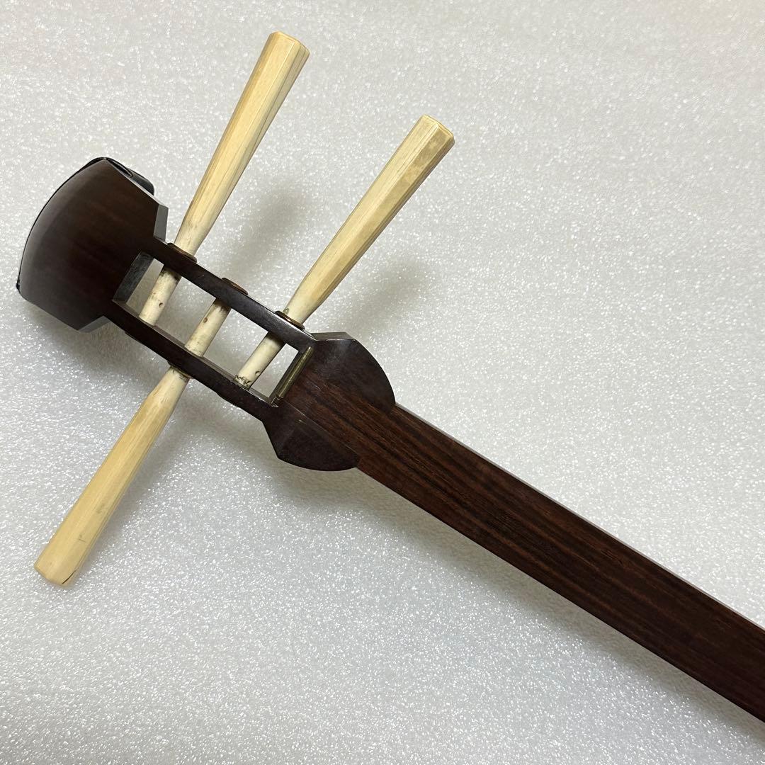 ジャンク 三味線 胴表面破れ ケース 天然素材 白ネジ・バチ・駒 長袋他