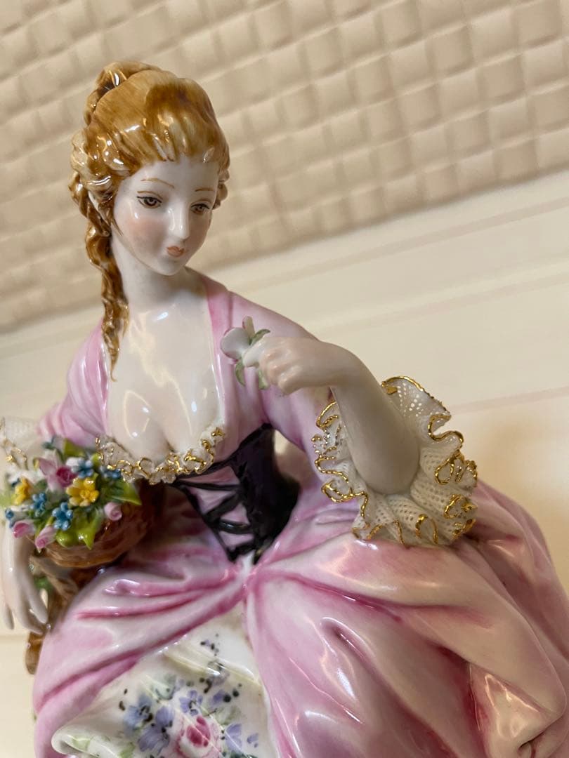 ティケ　女性の陶器　フィギュア 花かご付き
