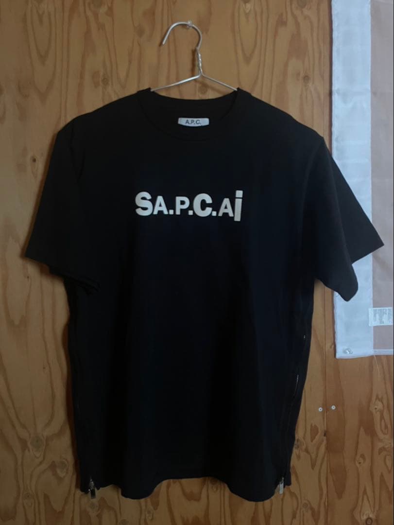 Sacai×A.P.C ブラック Tシャツ サイドジッパー付き