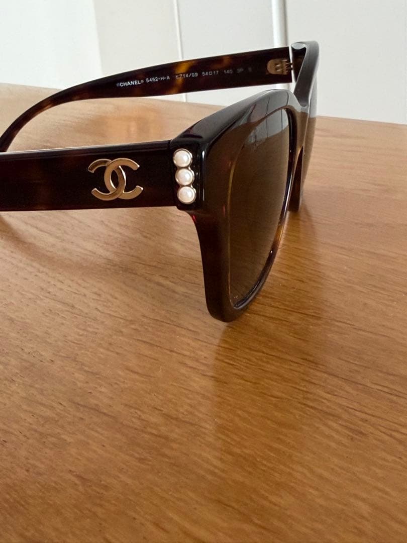 CHANEL パール付きキャットアイサングラス