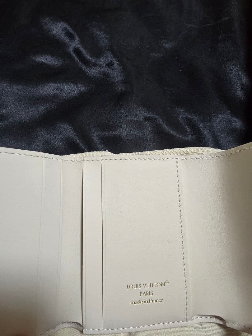 最終値下げ！希少Louis Vuitton 三つ折り 日本限定色　M25640