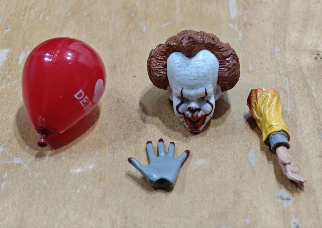 IT ペニーワイズ フィギュア　ネカ neca