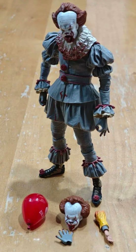 IT ペニーワイズ フィギュア　ネカ neca