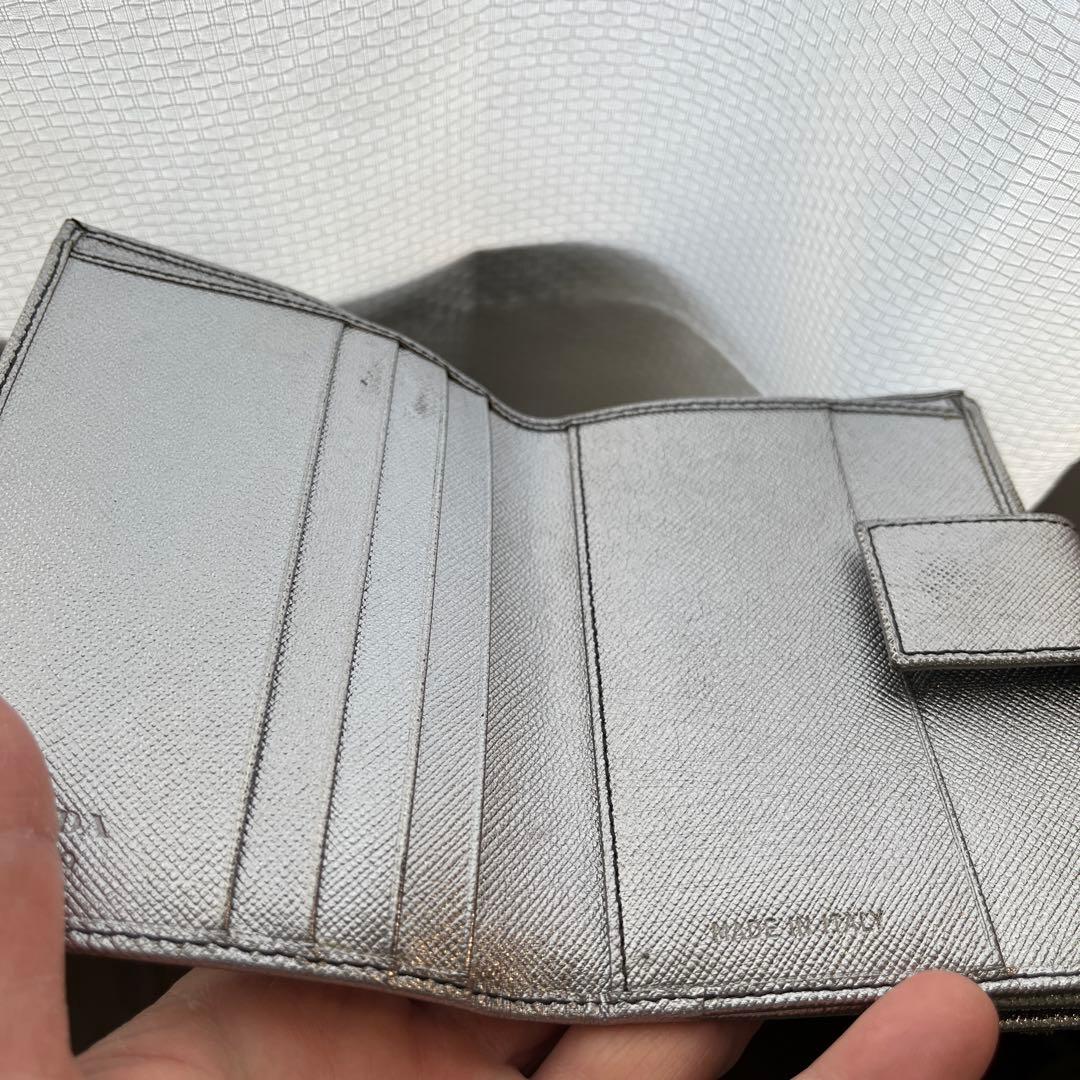 PRADA プラダ 二つ折り財布 サフィアーノ メタル色
