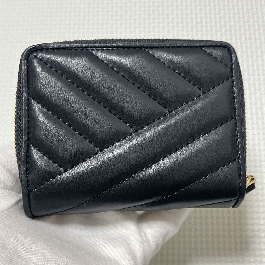 未使用　TORY BURCH レザー二つ折り財布　キルティング　ブラック　箱付き