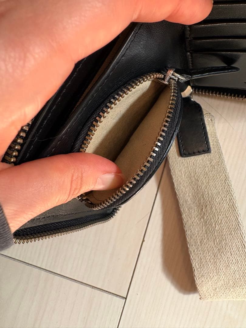 JACQUEMUS ブラックレザー二つ折り財布