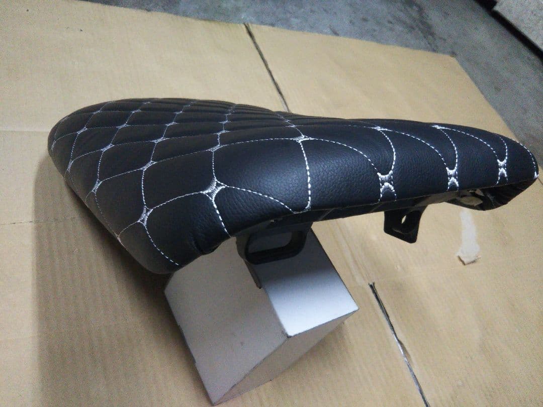 ズーマーカスタムシート ブラック&シルバーダイヤステッチ
