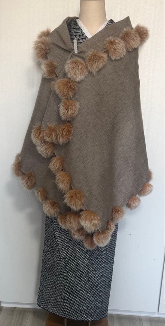 お着物にも、お洋服にも　ポンポンかざりも可愛い　カシミヤ100% ストール