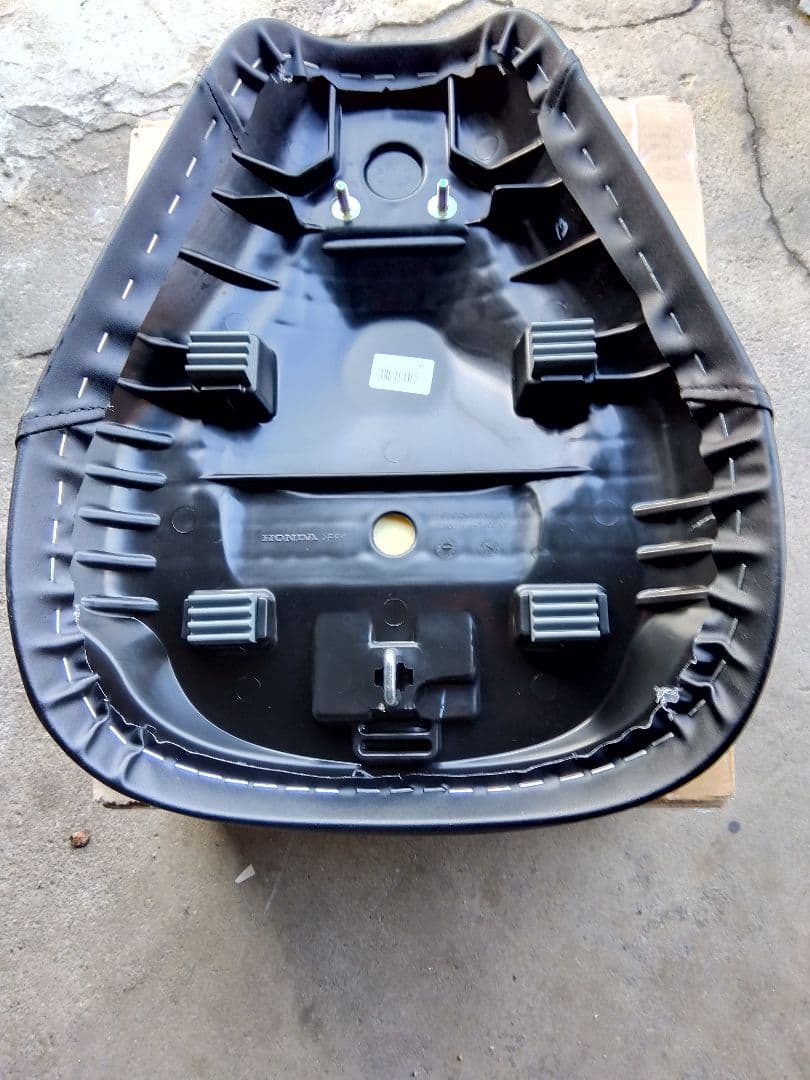 CT125、純正シート