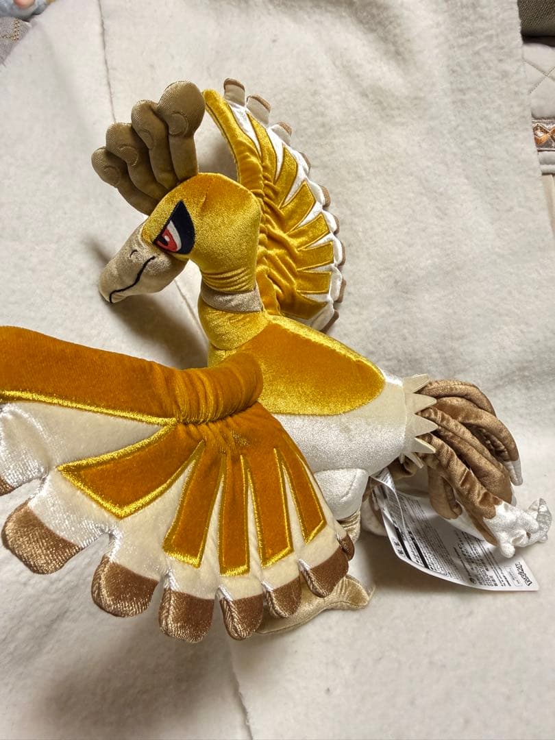 ポケモンセンター限定で販売されていた、プレミアムぬいぐるみ「ホウオウ（金）