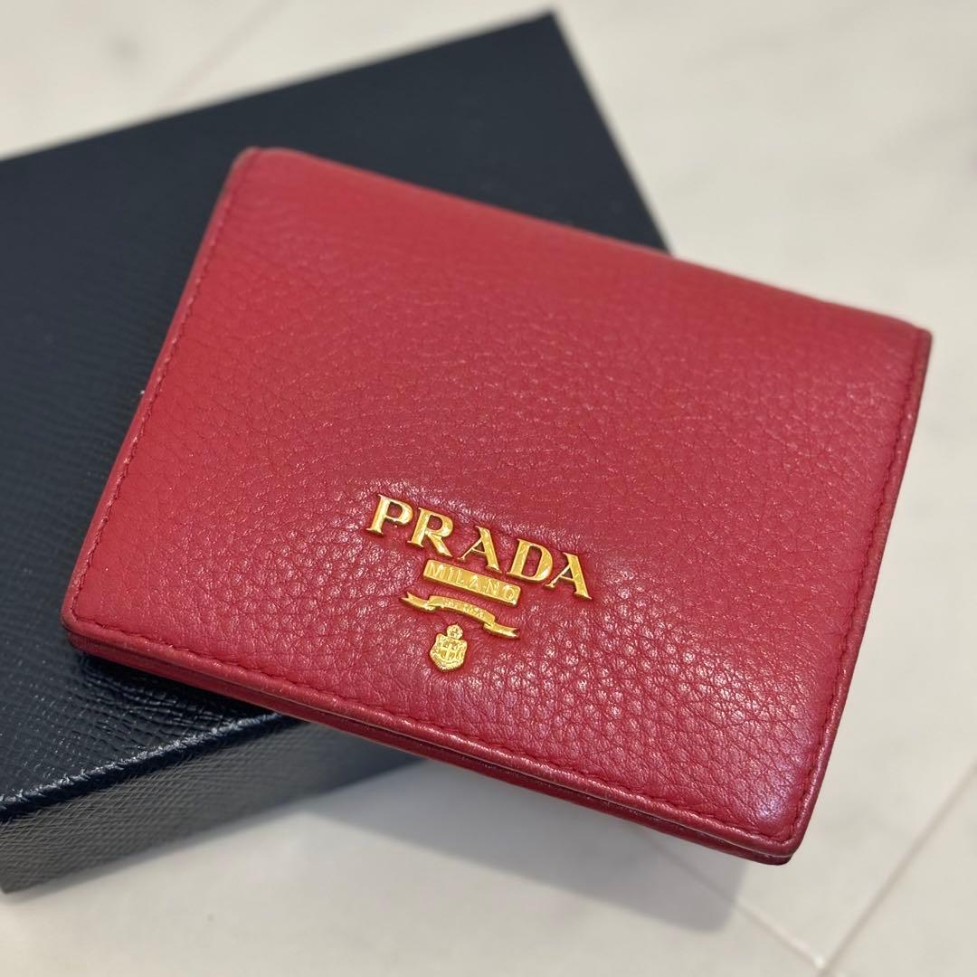 PRADA レザー 二つ折り財布　レッド 赤