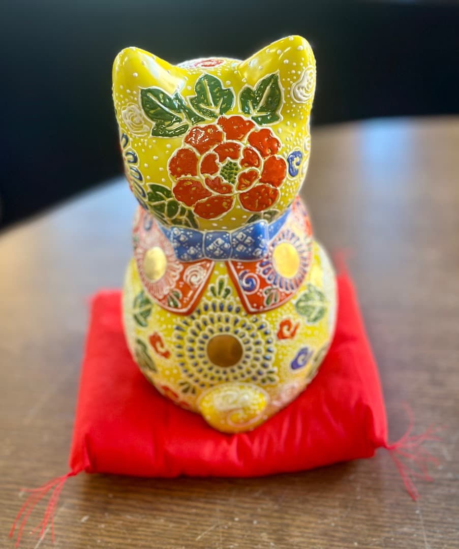 再値下げ　新品　九谷焼　お祈り猫　黄色　招き猫　縁起物　オブジェ　座布団付　風水