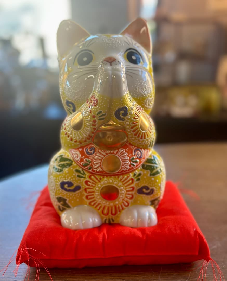再値下げ　新品　九谷焼　お祈り猫　黄色　招き猫　縁起物　オブジェ　座布団付　風水