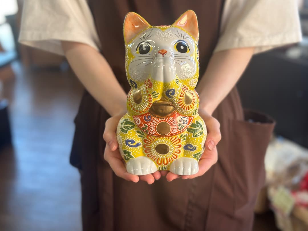 再値下げ　新品　九谷焼　お祈り猫　黄色　招き猫　縁起物　オブジェ　座布団付　風水
