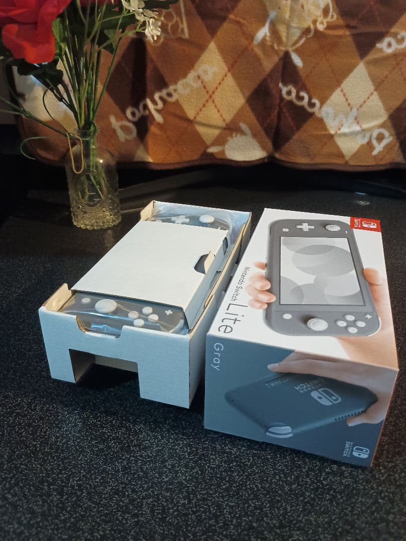 【新品・未使用・未通電】Nintendo Switch Liteメーカー保証あり