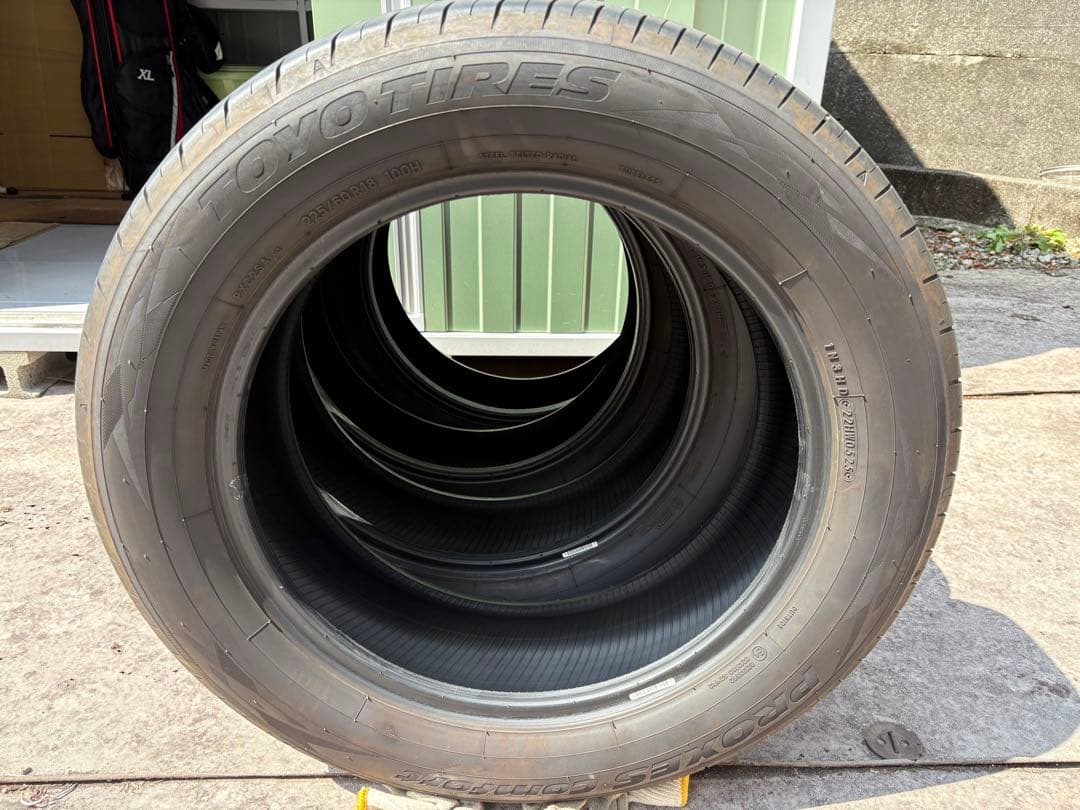 225/60R18 40アルファード夏タイヤ 4本 中古 2個のうち1個目