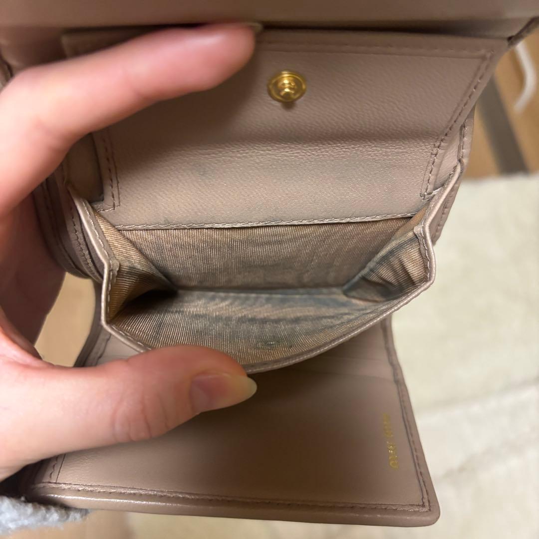 miumiu マテラッセ 3つ折り財布 ピンクベージュ