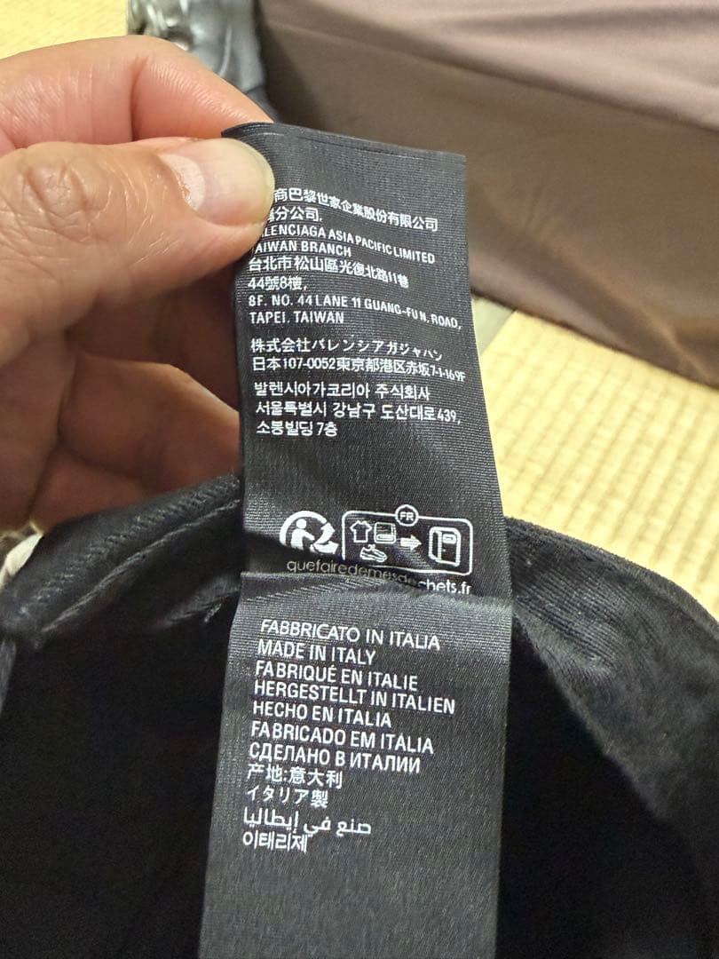 BALENCIAGA ブラックキャップ ダメージ加工