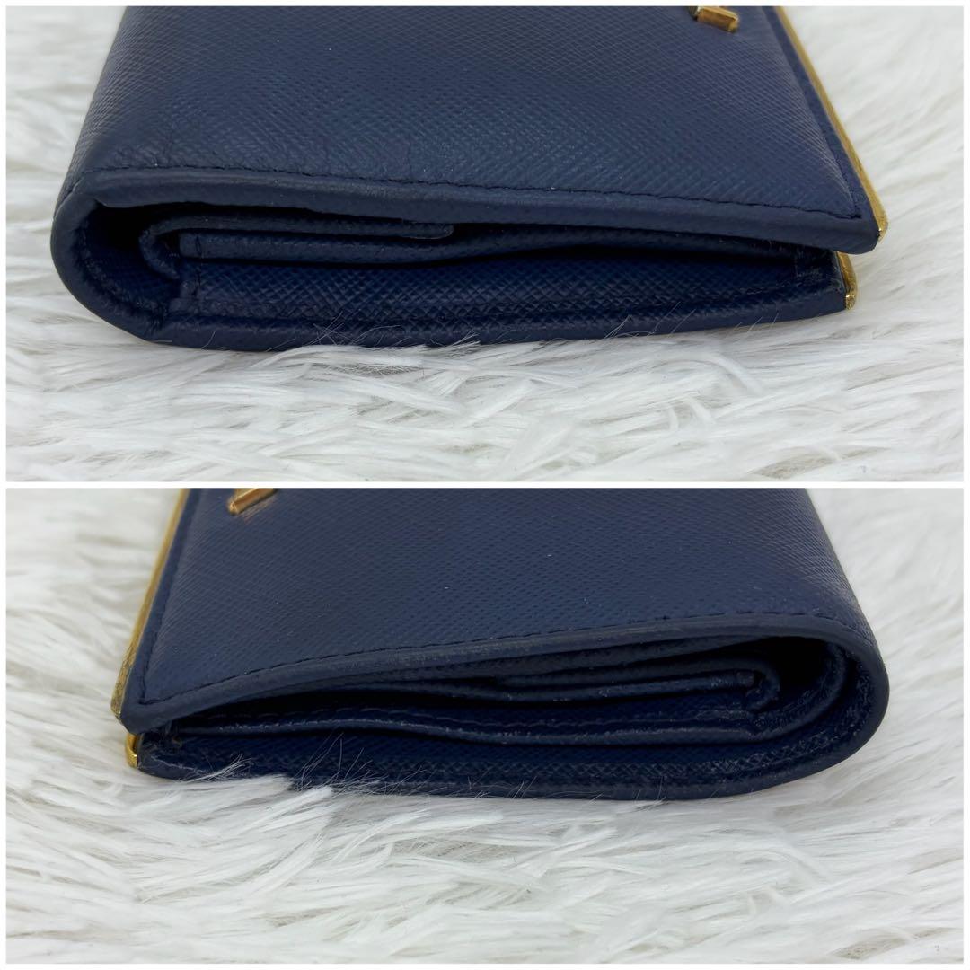 美品✨️プラダ 二つ折り財布 レザー 金ロゴ メタルバー サフィアーノ 紺