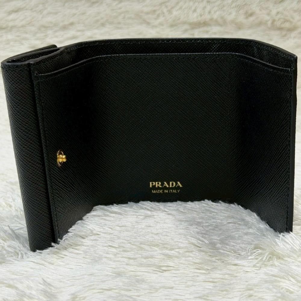 PRADA サフィアーノレザー トライアングル ロゴ 三つ折り財布 ブラック