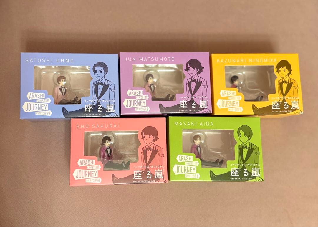 嵐を旅する展覧会　ダイキャストカー バス　座る嵐　コップのフチ子　ベアブリック
