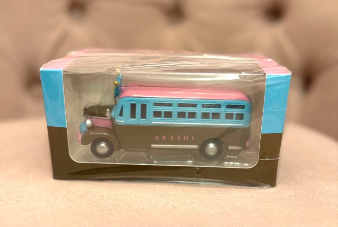 嵐を旅する展覧会　ダイキャストカー バス　座る嵐　コップのフチ子　ベアブリック