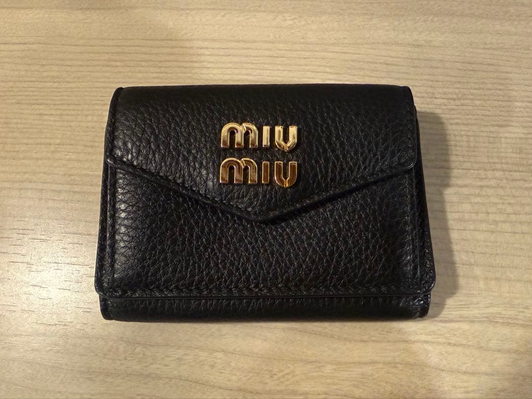 m*7様 MIUMIU ヴィッテロダイノレザー 三つ折り財布