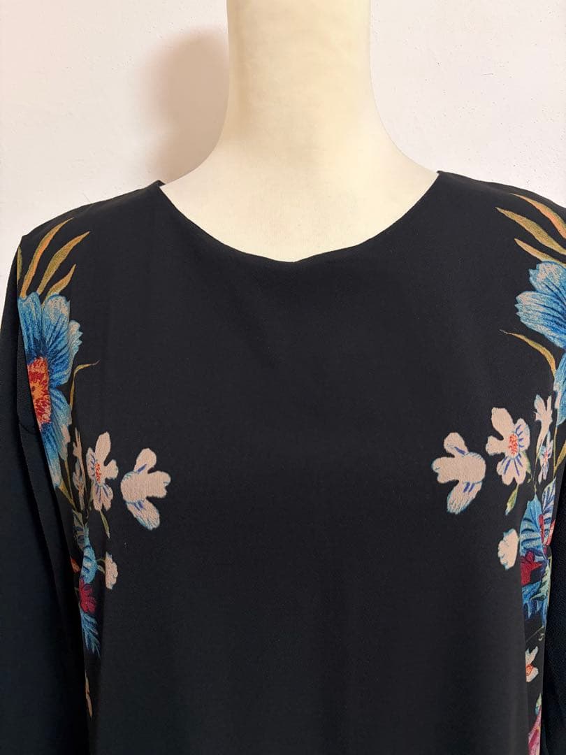 【Desigual】ワンピース 花柄　個性的デザイン　ベルスリーブ　新品