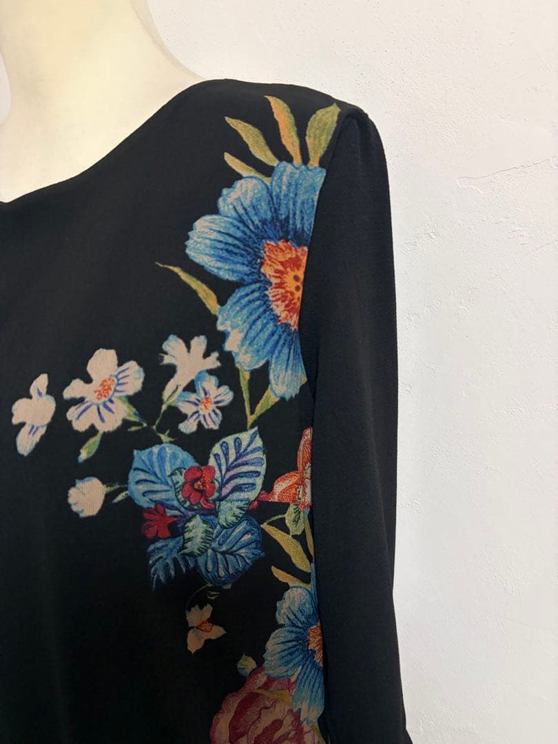 【Desigual】ワンピース 花柄　個性的デザイン　ベルスリーブ　新品