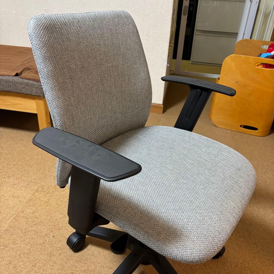 オカムラ　椅子　ノーム　norm 可動肘掛け付き