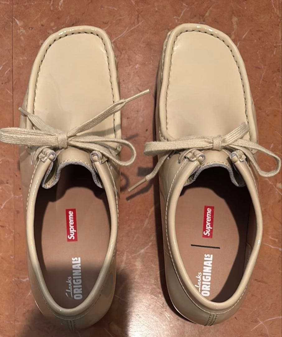 靴 Supreme x Clarks Patent Leather Wallabee