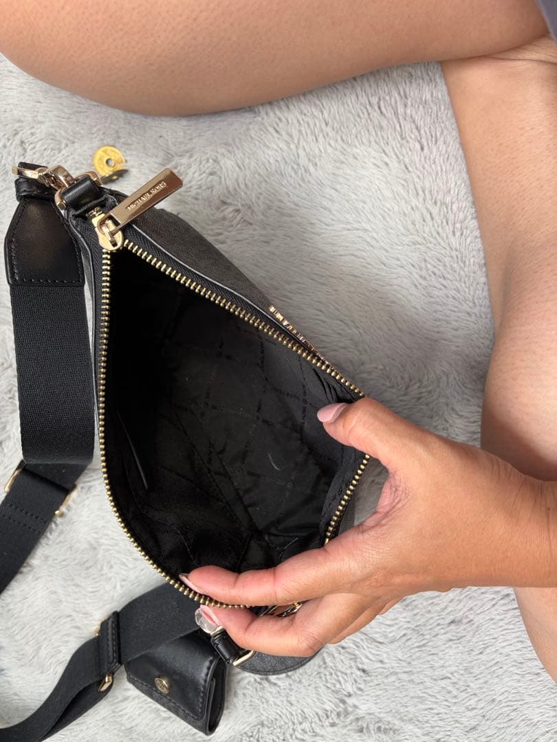 MICHAEL KORS ブラック ボディバッグ