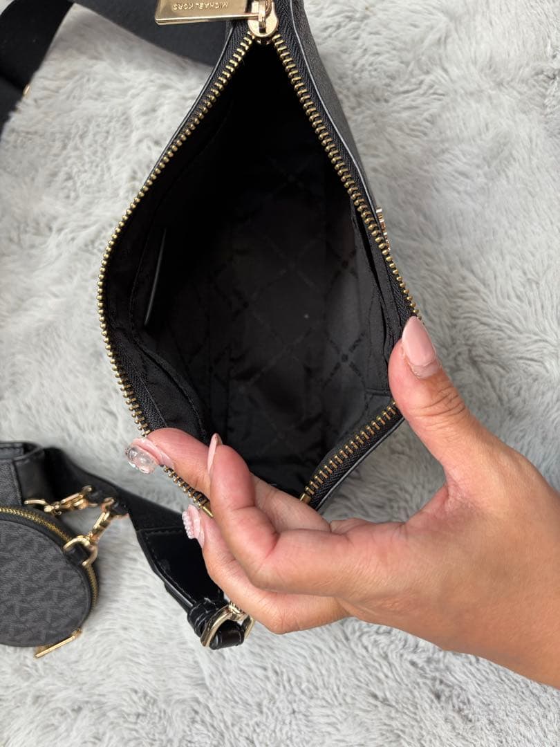 MICHAEL KORS ブラック ボディバッグ