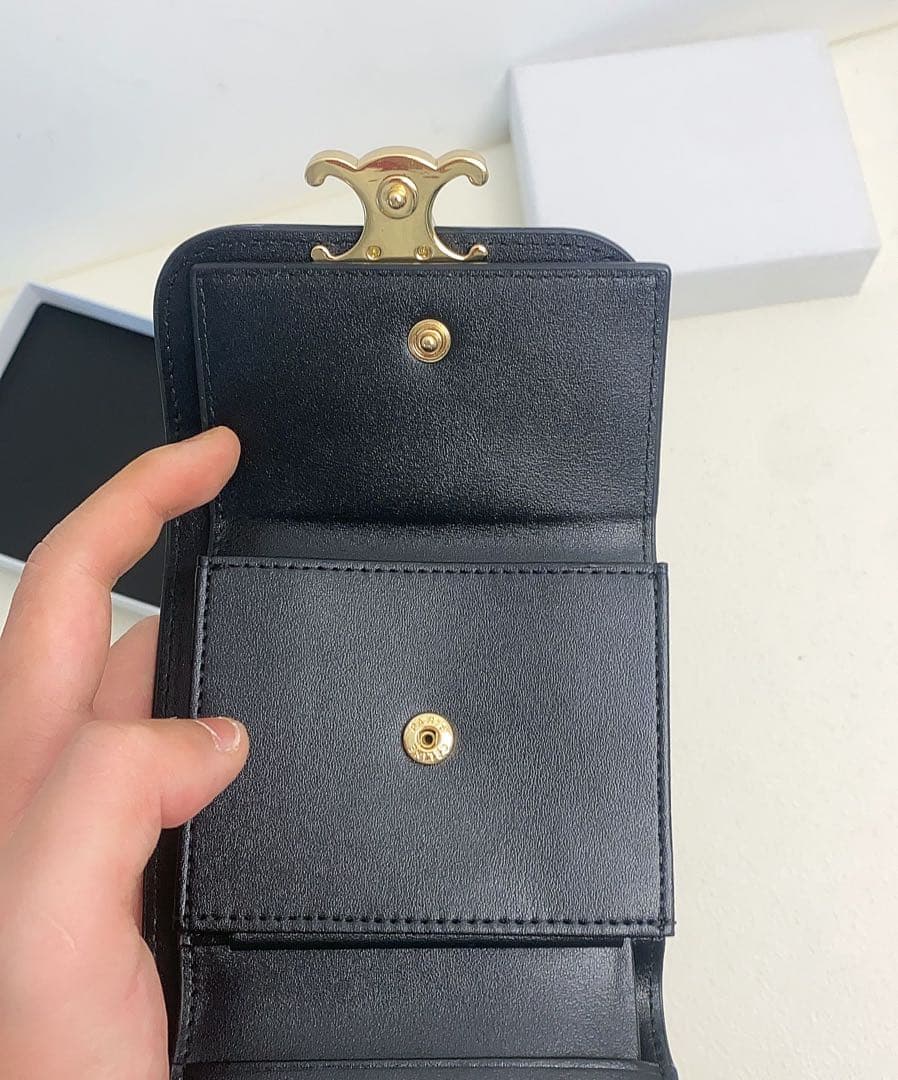 ブラックレザー三つ折り財布 ゴールド金具