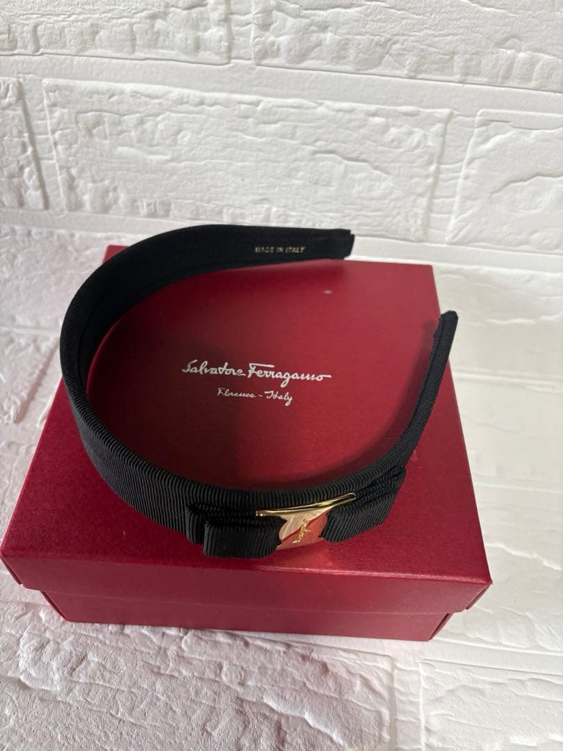 Ferragamoフェラガモ カチューシャ ヴァラリボン